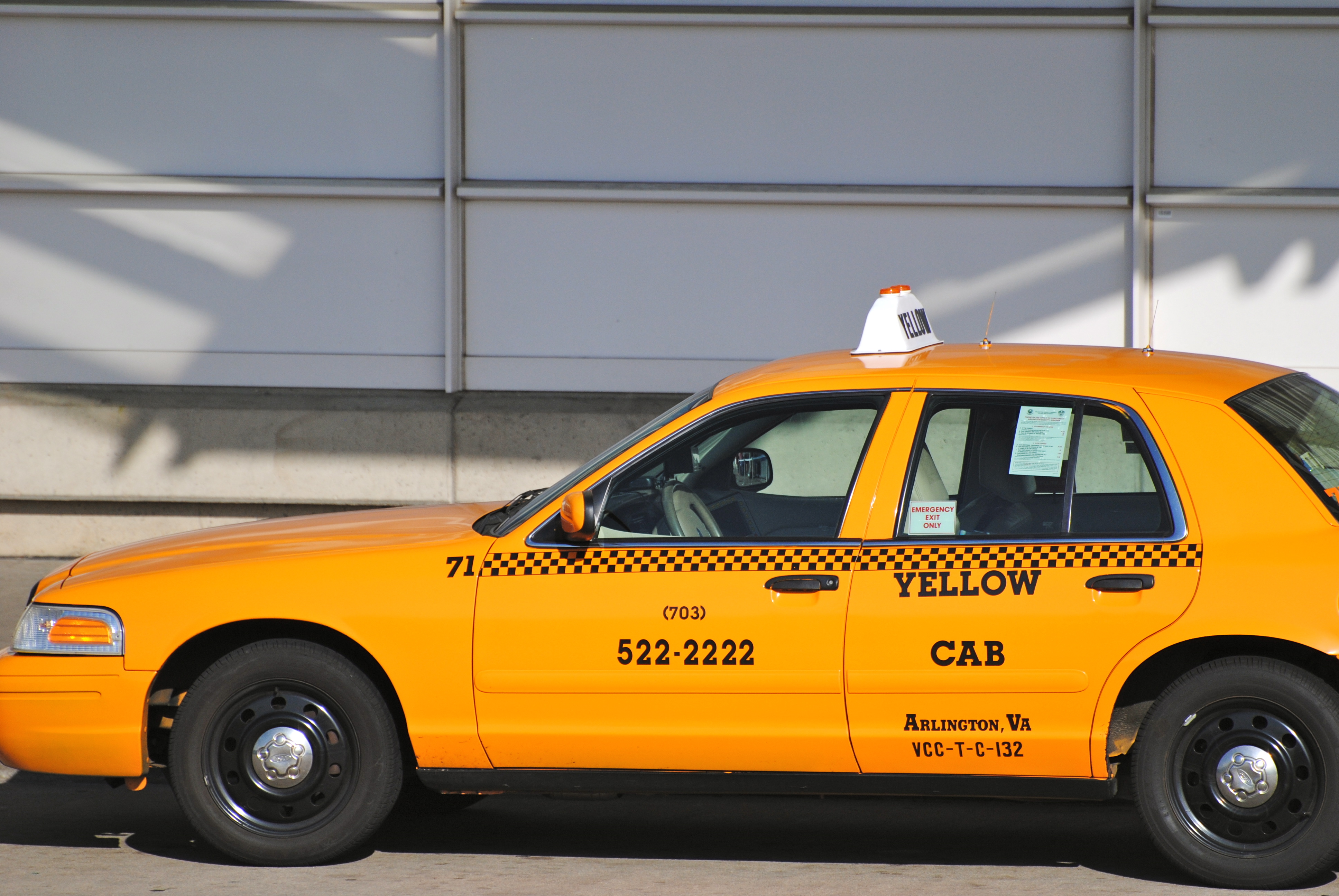 Такси какой цвет должен быть. Такси. Желтое такси. Цвет такси. Такси желтого цвета.